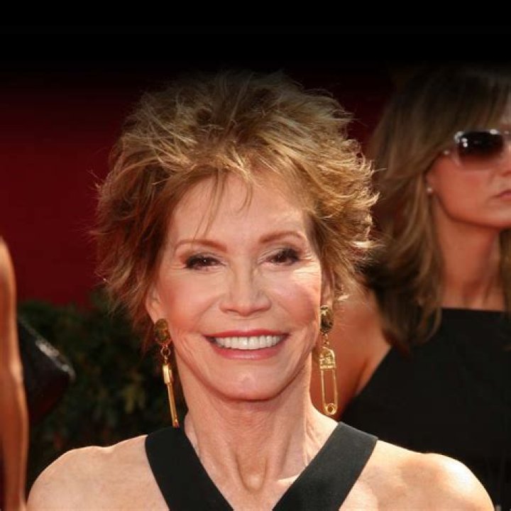 Mary Tyler Moore’s Net Worth, Age, Height, Weight, Husband, Kids, Bio-Wiki